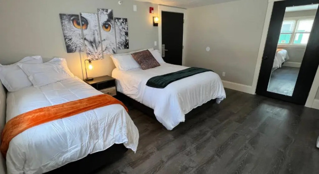 Четырёхместный номер Standard Gunstock Inn & Suites