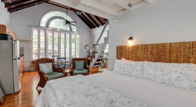 New Coastal Rose - Bright Loft With High Ceilings, Забронировать Апартаменты/квартира Апартаменты Ки-Уэст, рядом с San Carlos Institute Casa Cuba, Апартаменты/квартира