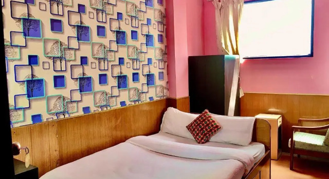 Кровать в общем номере (мужской номер) Hotel Plumeria Inn