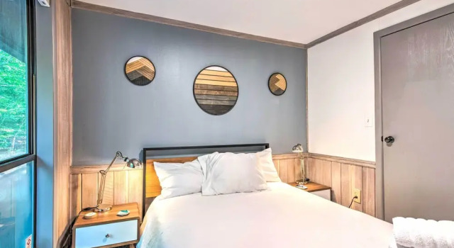 Pet-friendly Pocono Pines Rental w/ Hot Tub!, Buchen Sie Hotel  