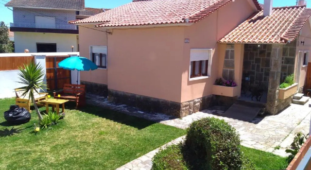 Коттедж Beach house with garden