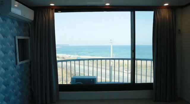 Семейный люкс с видом на океан Mangsang Beach Pension