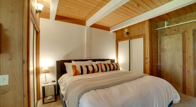Mammoth Lakes Vacation Rental: 1 Mi to Ski Area!
