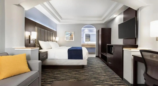 Двухместный люкс Days Inn & Suites by Wyndham Houston Hobby Airport