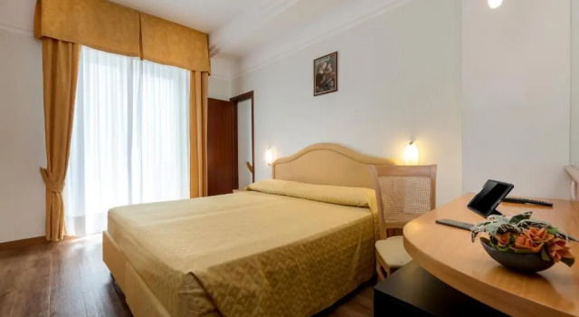 Четырёхместный номер Standard с балконом Hotel Astor