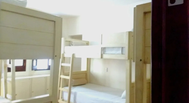 Кровать в общем номере (женский номер) с балконом Hostal de Las Américas