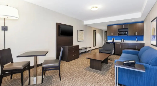 Люкс Holiday Inn Express Winnipeg Airport - Polo Park by IHG