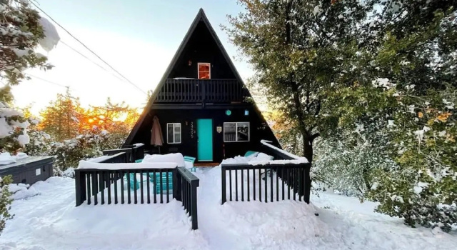 Коттедж Dog Friendly A-frame Hot Tub Nature Views