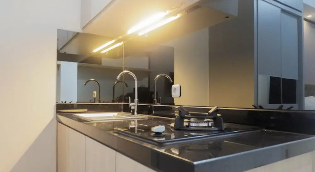Easy Access Studio Apartment at Anderson Supermall Mansion, Book Lejlighed Hoteller i Sambikerep med pool, Swimmingpool