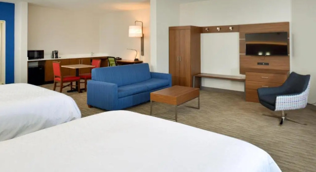 Четырёхместный номер Deluxe Holiday Inn Express Lodi by IHG