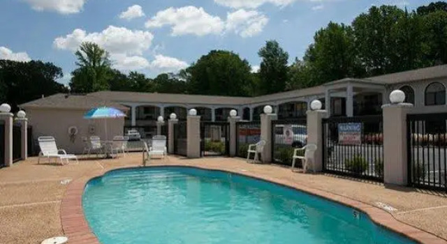 Econo Lodge Inn & Suites Memphis
