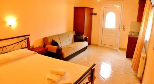 George Studios, Book Hotel Chrisi Akti 