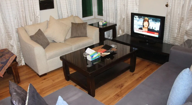 Beautiful 2 BR Apt Quiet & Private, Забронировать Отель Амман Провинция Амман, рядом с Римский театр Аммана