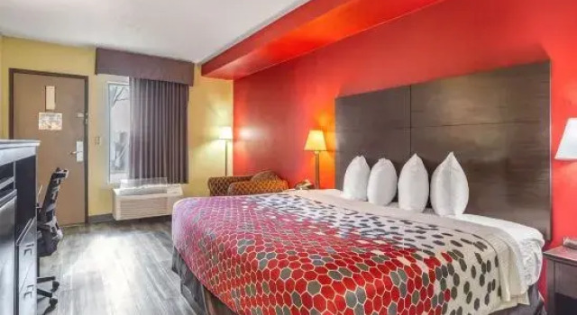 Люкс Econo Lodge & Suites Clarksville near Governors Square Mall