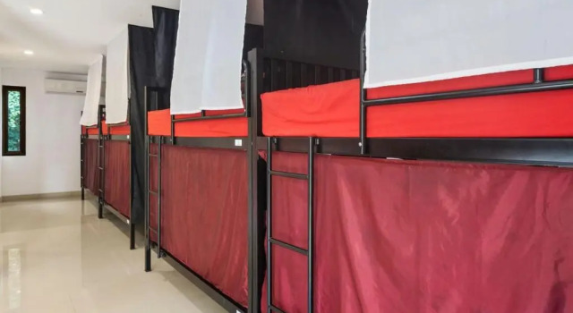 Кровать в общем номере Samui Backpacker Hotel