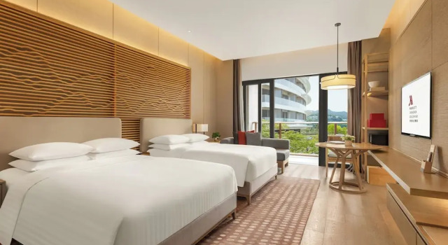 Четырёхместный номер Standard с балконом Shenzhen Marriott Hotel Golden Bay