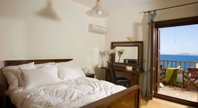 Beautiful 3-bed Sea Front Villa in Agios Nikolaos, Забронировать Вилла Отели East Crete с парковкой, Парковка