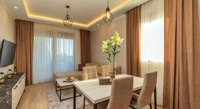 Семейные апартаменты с балконом и с видом на бассейн Luxury Apartments Queen