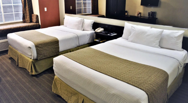 Четырёхместный номер Standard Microtel Inn and Suites Toluca
