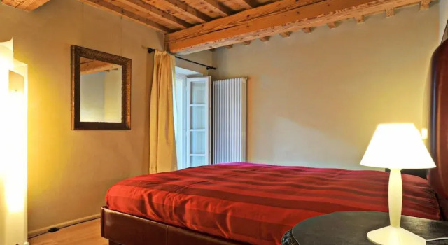 Коттедж с балконом Apartment in Lucca Near Amphitheater Square