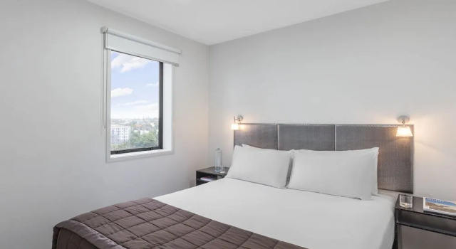 Номер Deluxe с 2 комнатами с балконом Nesuto St Martins Apartment Hotel