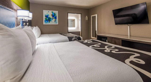 Четырёхместный люкс SureStay Plus Hotel by Best Western Point Richmond
