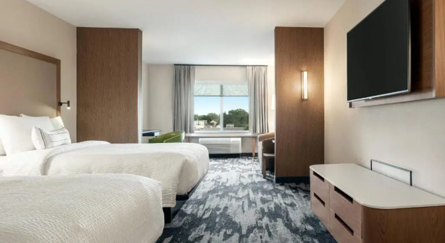 Четырёхместный люкс Fairfield Inn & Suites by Marriott Milwaukee West