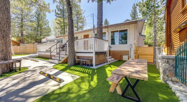 Коттедж Walk to Big Bear Marina: Modern Home w/ Hot Tub!