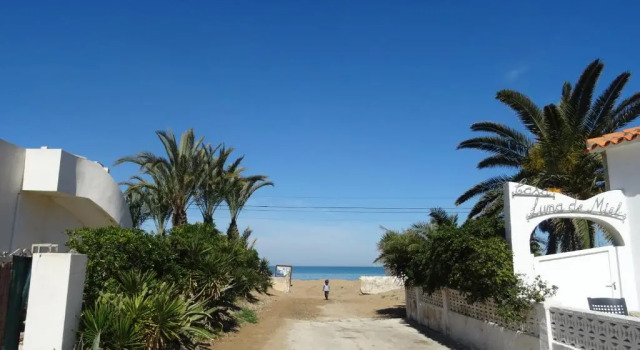 Коттедж Villa at seafront with private garden-655
