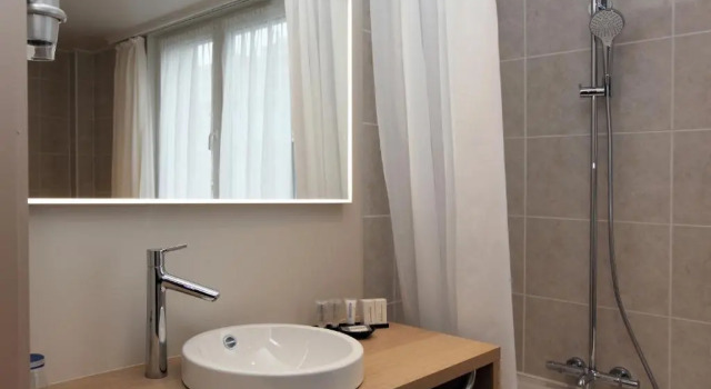 Номер Standard Ambassador Hotel