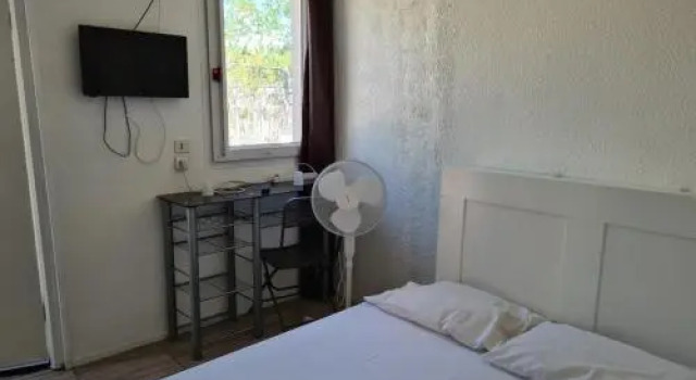 Hotel Paradise, Забронировать Отель Витроль Étang de Berre
