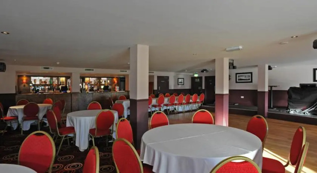 The Titan, Rezervasyon Otel Clydebank Glasgow