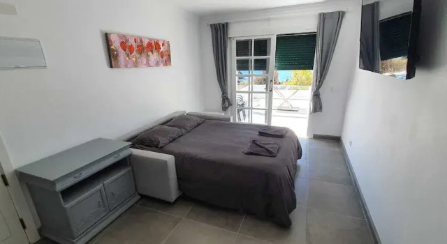 Front Line Seafront Apartment With all day Sun!