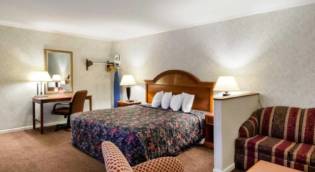 Люкс Econo Lodge Inn & Suites