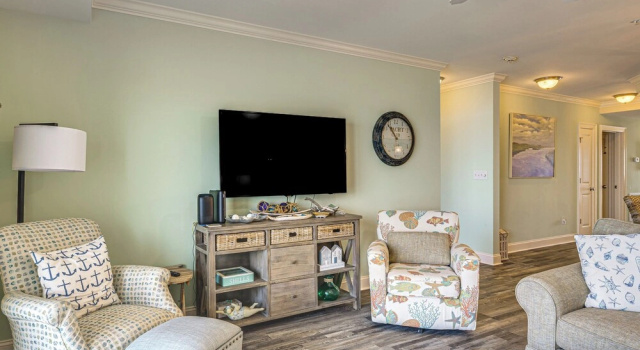 Walk to Ocean! Atlantic Beach Condo w/ Pool Access, Забронировать Апартаменты/квартира Индиан Бич Северная Каролина, рядом с Professor Hacker's Lost Treasure Golf and Raceway