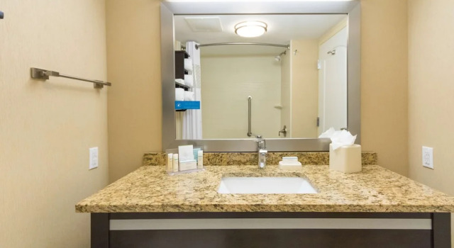 Четырёхместный номер Standard с балконом Hampton Inn Daytona Beach/Beachfront