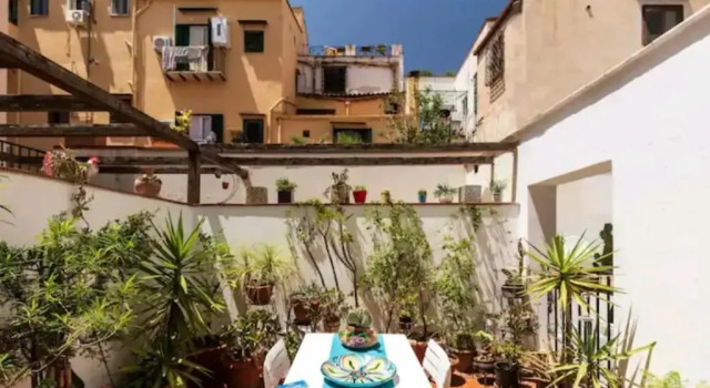 Апартаменты In the heart of Kalsa, a green and quiet terrace, Free Parking