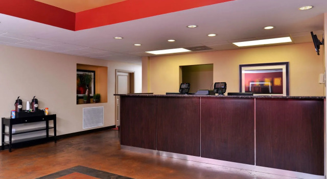 Red Roof Inn Locust Grove, Book Hotel Hoteller i Locust Grove med parkering, Parkering