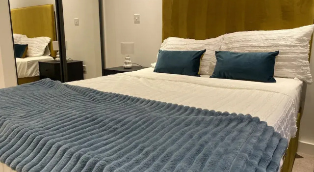 Cosy Stunning two Bed Apartment With Balcony