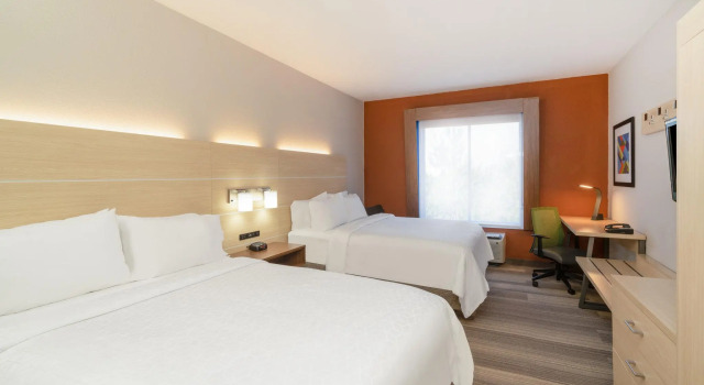 Четырёхместный номер Standard Holiday Inn Express Hotel & Suites Magee by IHG