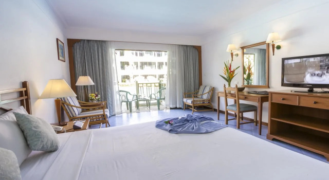 Курортный отель Amora Beach Resort Phuket