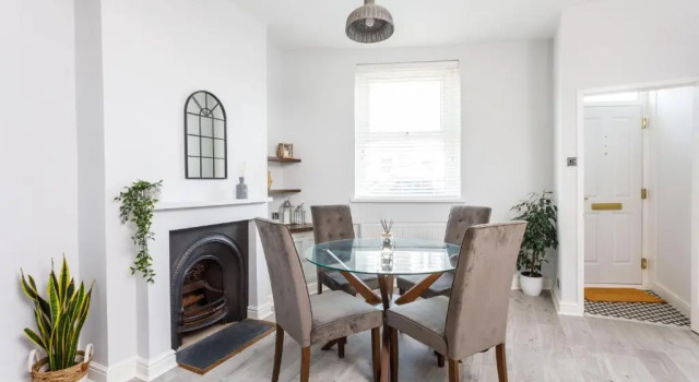 Comfy 3bed House By StirkMartin Stays Short Lets & Serviced Accommodation Cardiff With Free Parking & 8mins to City Centre, Забронировать Отель Отели Кардиффа с парковкой, Парковка
