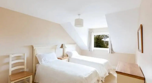 House 3 Dingle Manor Remarkable 3-bed House, Забронировать Отель Отели Dingle Peninsula с парковкой, Парковка