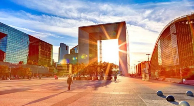 7 min Walk Metro Line 1-La Defense Charras