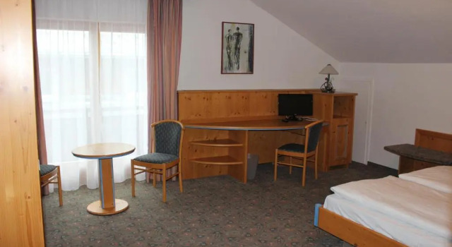 Четырёхместный номер Standard с балконом Alpenhotel Widderstein