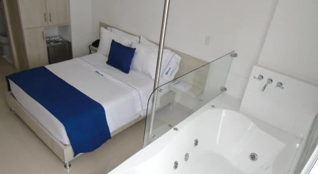 Люкс с гидромассажной ванной Hotel Laureles Plaza