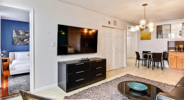 Апартаменты Retreat in a Stylish 2BD Apartment in the Heart of the City