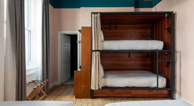 Кровать в общем номере West Beach Hotel Brighton