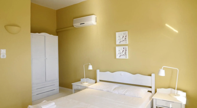 Kymothoi Rooms & Pool Bar