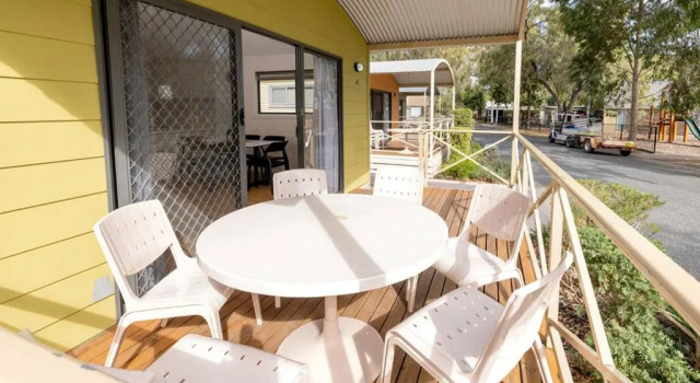 Вилла Superior с 2 комнатами с видом на бассейн BIG4 Deniliquin Holiday Park